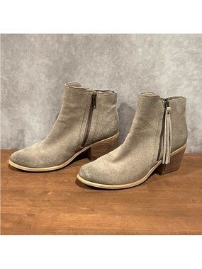 Hinge Textured Gray Suede Ankle Booties with fringe size 8.5